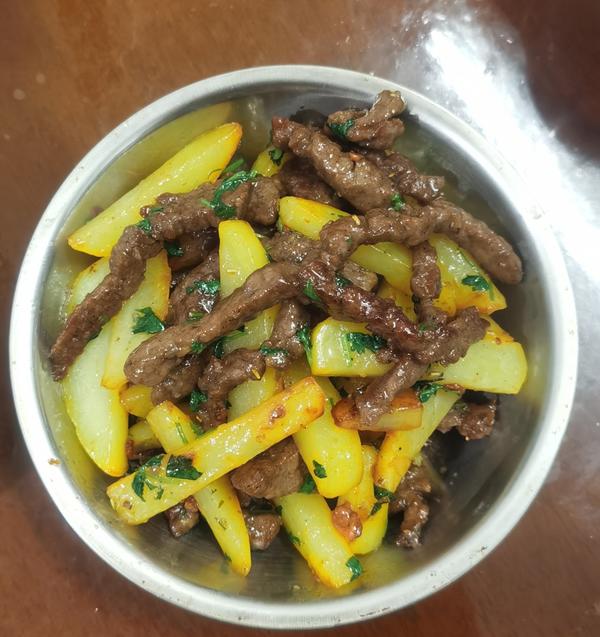 嫩滑多汁一口就上癮的牛排土豆煎鍋做法揭秘